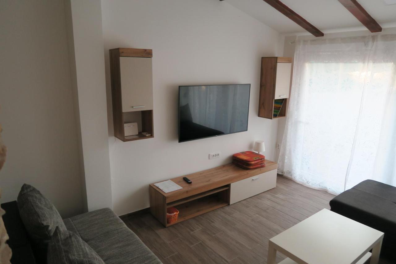 Holiday Home Ljubicic バスカ エクステリア 写真